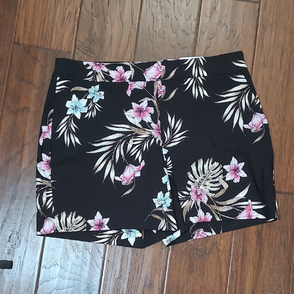 NWT White House Black Market Black Floral Pullon Shorts size 8